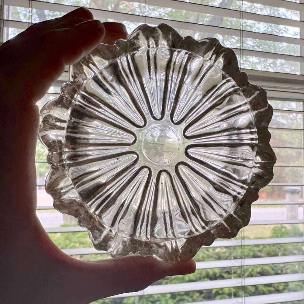 🚬Vintage Clear Glass Ashtray, Starburst Pattern, Heavy